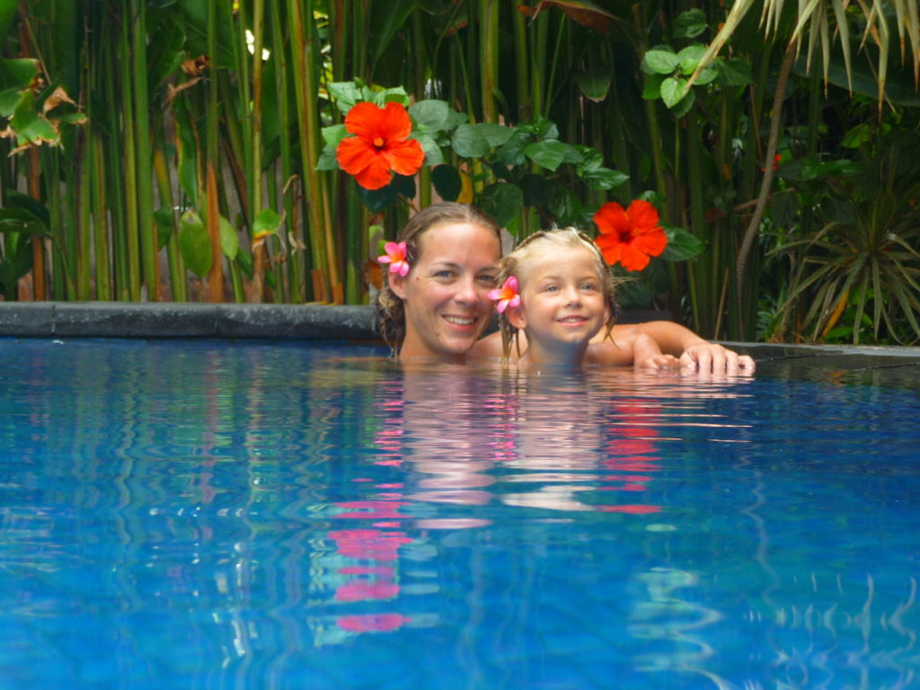 Chatoune et Chatounette dans la piscine de notre logement à Kuta Bali
