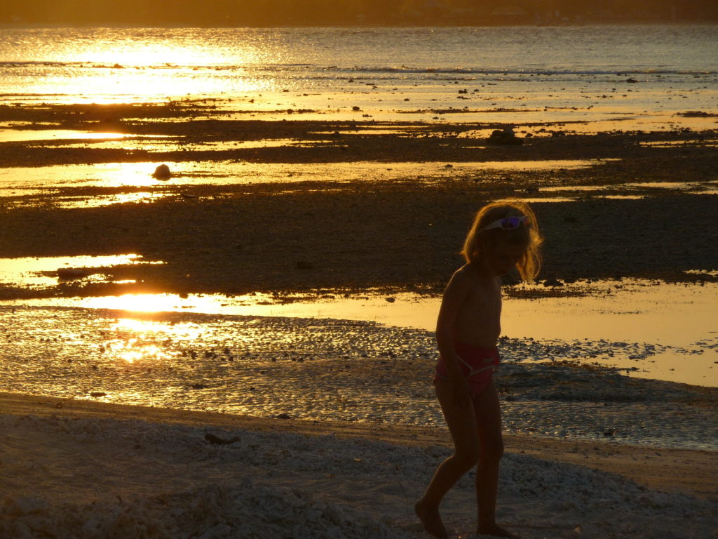 chatounette sur la plage au moment du coucher de soleil à gili air avec gunung agung en arrière plan