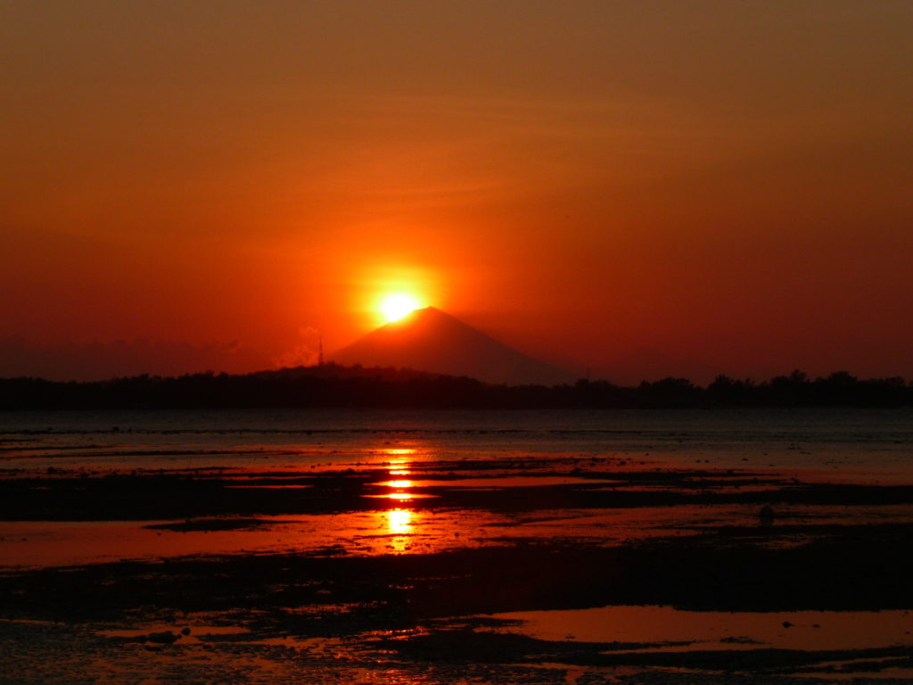 coucher de soleil à gili air avec gunung agung en arrière plan