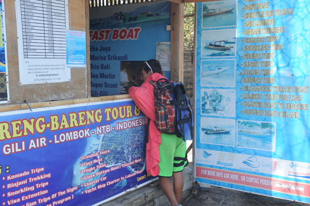 doudou qui prends des renseignements à un "office de tourisme" pour notre prochain trajet pour kuta lombok et une sortie snorkeling