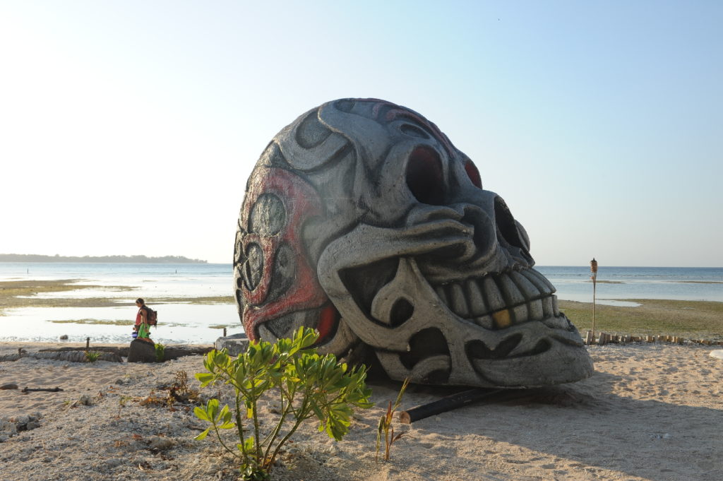 sculpture oeuvre d'art crâne de squelette à gili air