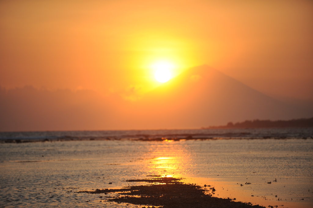 coucher de soleil à gili air avec gunung agung en arrière plan
