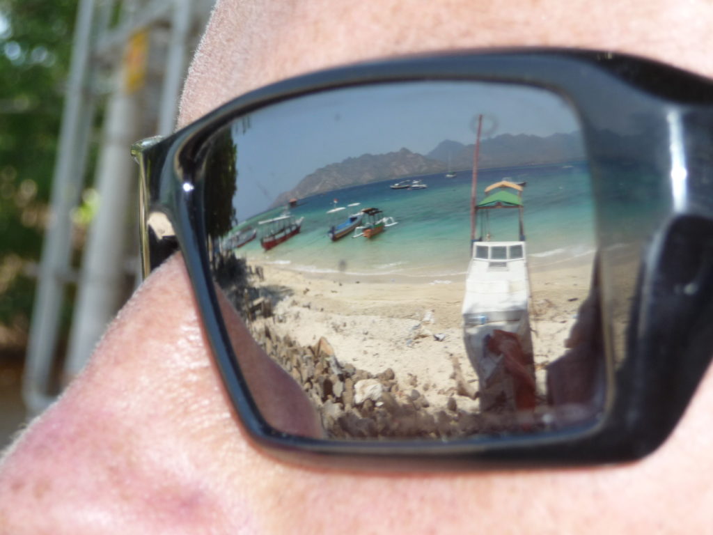 reflet des lunette sur la plage de gili air