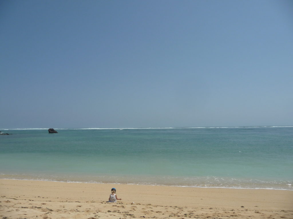 chatounette sur la plage où ramasser les coquillages entre Kuta Lombok et Tanjung Aan Beach