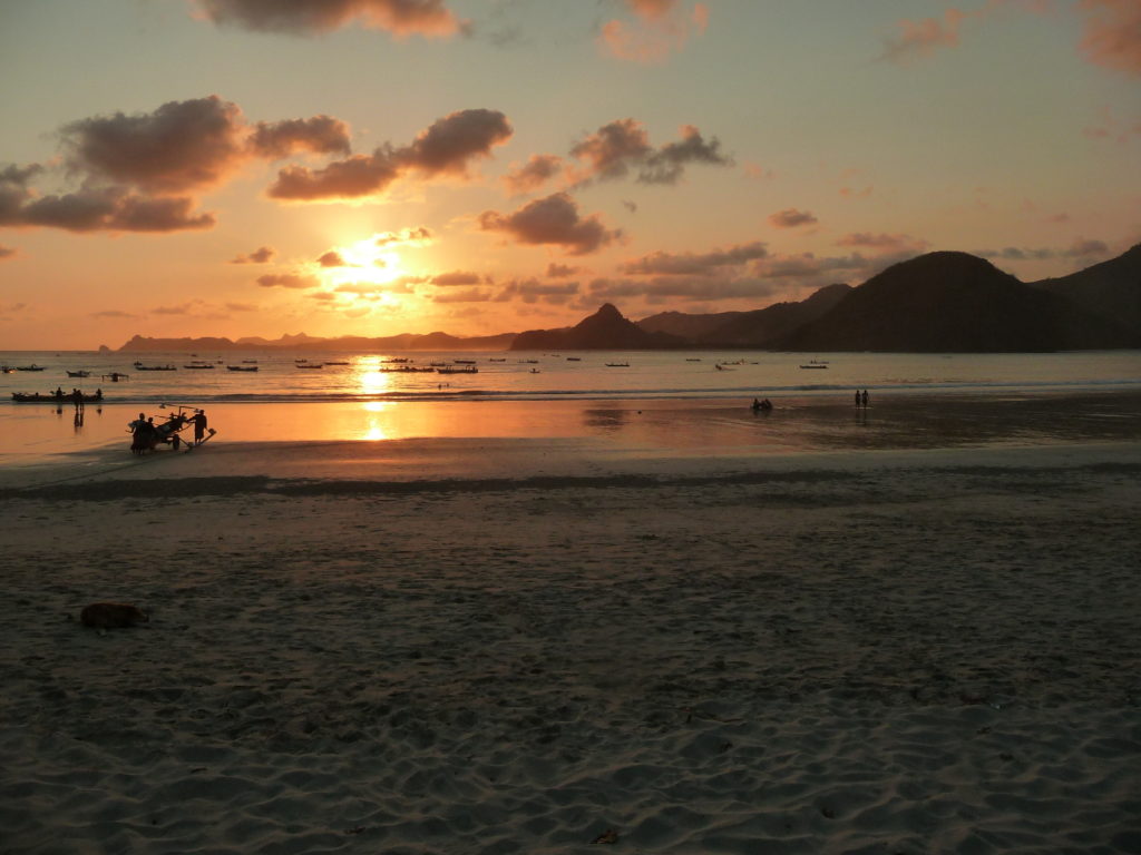 coucher de soleil sur la plage paradisiaque de selong belanak, près de kuta lombok