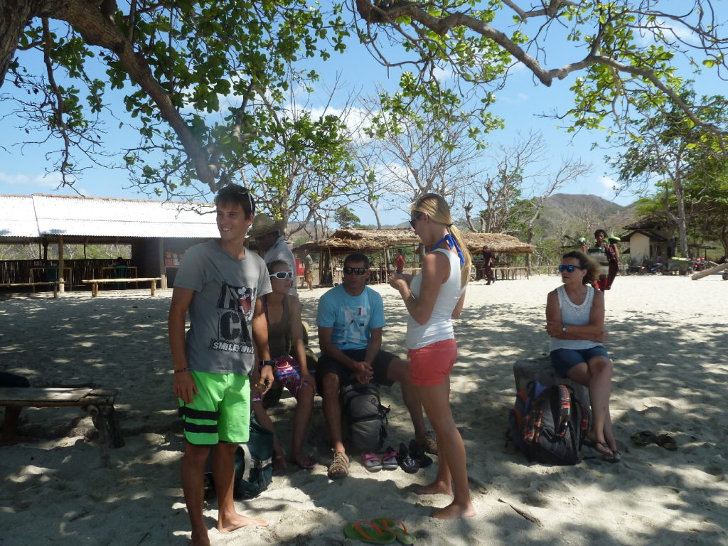 notre troupe à l'ombre sur la plage de Mawun Beach, près de Kuta Lombok