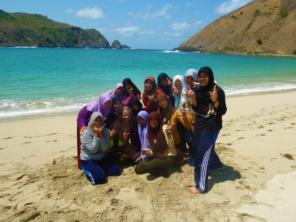 chatoune et le groupe de lycéennes indonésienne sur la plage de Mawun Beach, près de Kuta Lombok