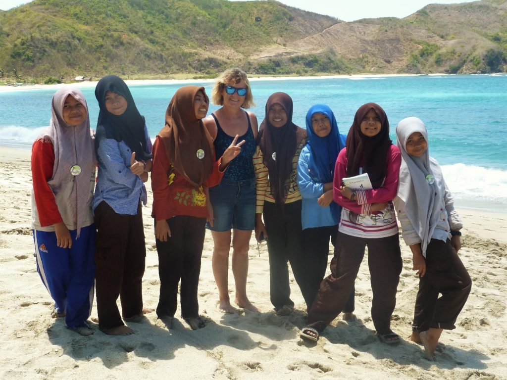 mamisa et le groupe de lycéennes indonésienne sur la plage de Mawun Beach, près de Kuta Lombok
