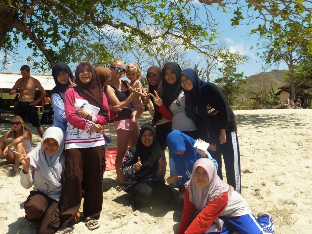 chatounette, margot et le groupe de lycéennes indonésienne sur la plage de Mawun Beach, près de Kuta Lombok
