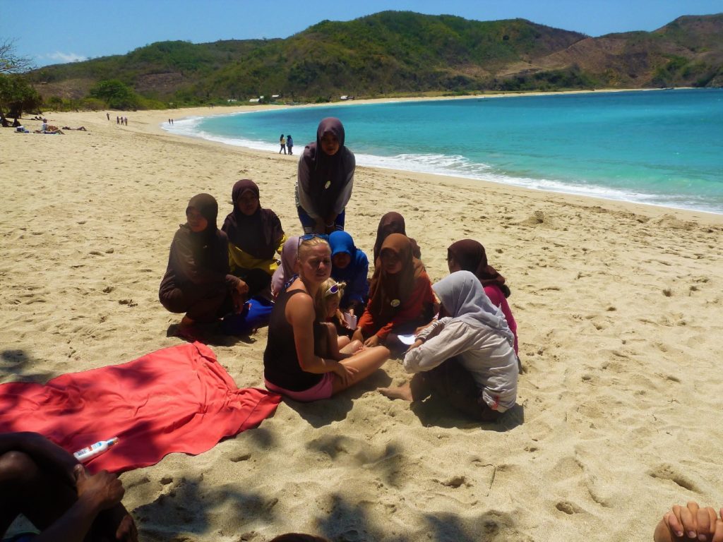Margotet le groupe de lycéennes indonésienne sur la plage de Mawun Beach, près de Kuta Lombok