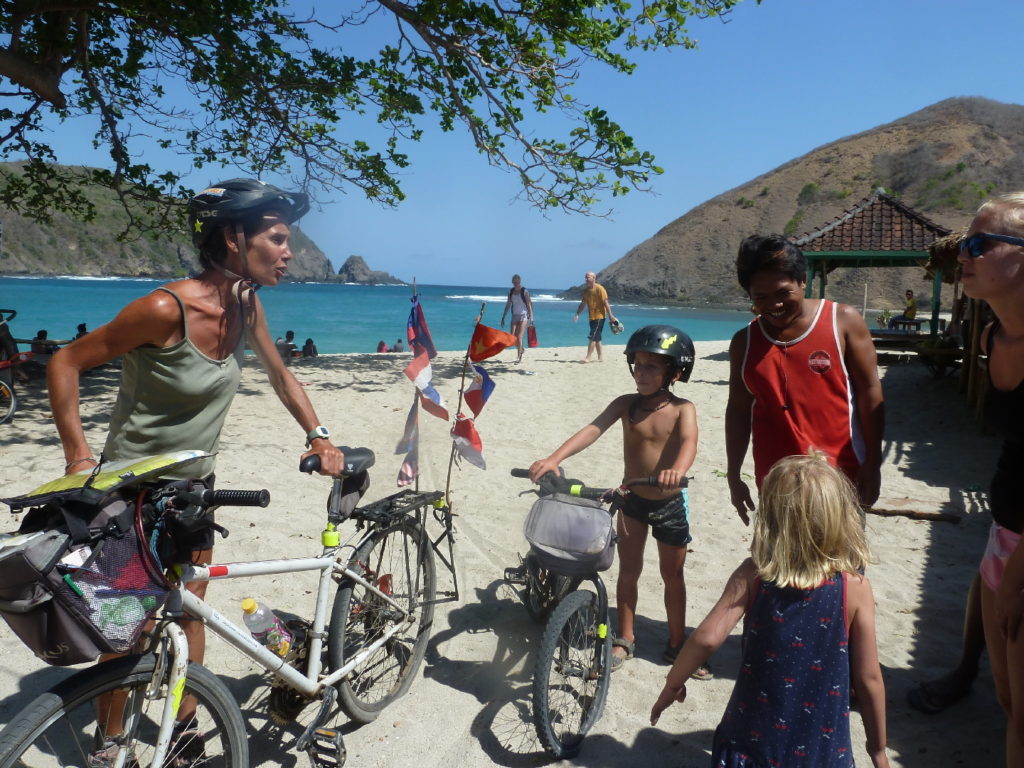 les voyageurs à vélo sur la plage de Mawun Beach, près de Kuta Lombok