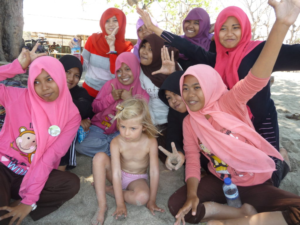 chatounette et le groupe de lycéennes indonésienne sur la plage de Mawun Beach, près de Kuta Lombok