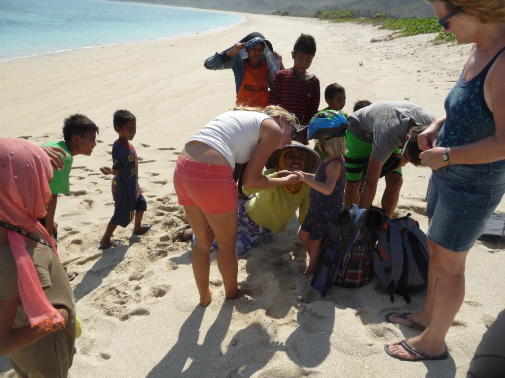 l'attroupement crée à Tampah Beach, près de Kuta Lombok, Chatounette l'objet d'attention