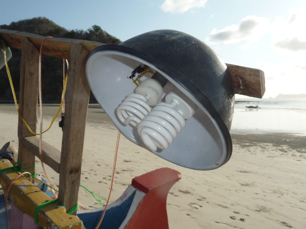 lampe d'un bateau sur la plage paradisiaque de selong belanak, près de kuta lombok