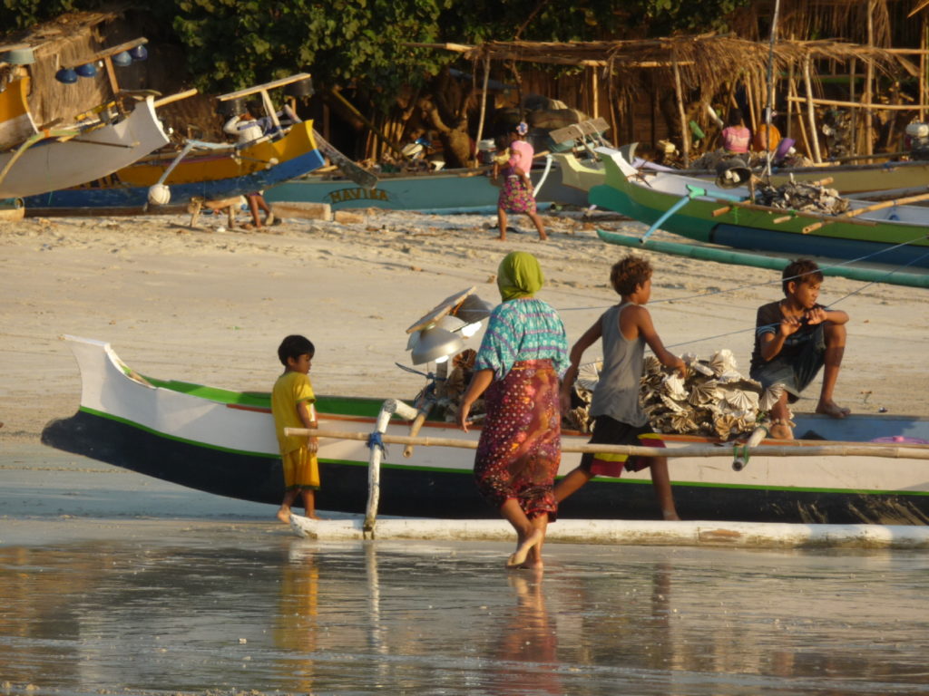 bateaux sur la plage paradisiaque de selong belanak, près de kuta lombok