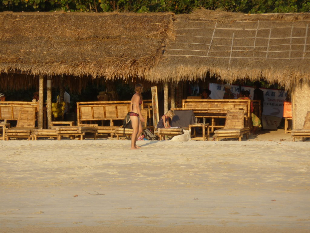échoppes sur la plage paradisiaque de selong belanak, près de kuta lombok