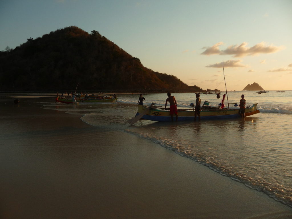 mise à l'eau d'un bateaux sur la plage paradisiaque de selong belanak, près de kuta lombok