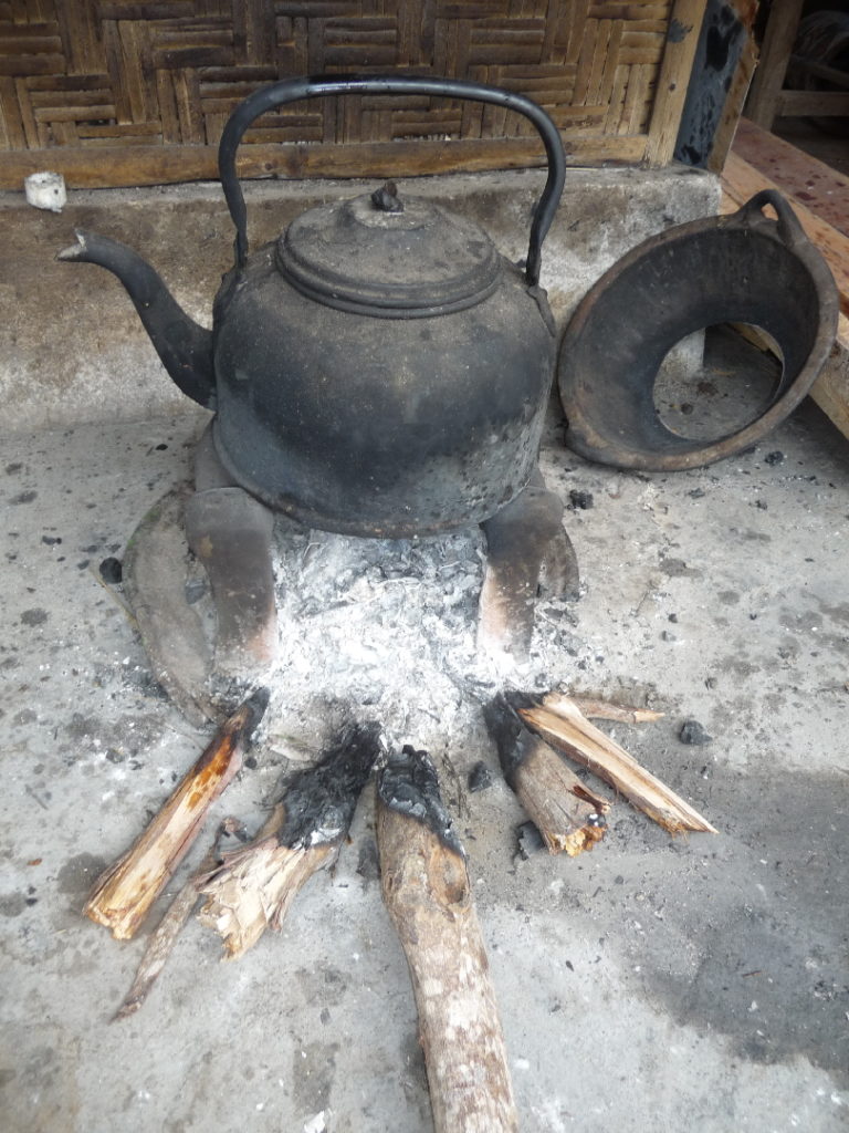 Sade, village sasak à Lombok, cuisine au feu de bois