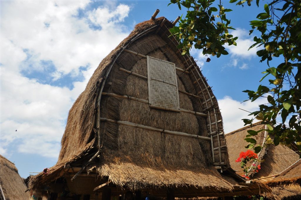 Sade, village sasak à Lombok, habitat traditionnel au toit en forme de fer à cheval