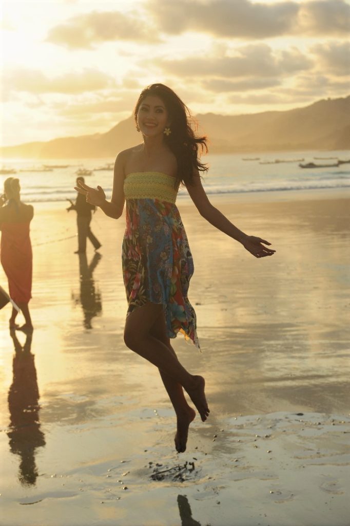 Selong Belanak, plage de rêve de Lombok, au coucher du soleil, modèle indonésienne