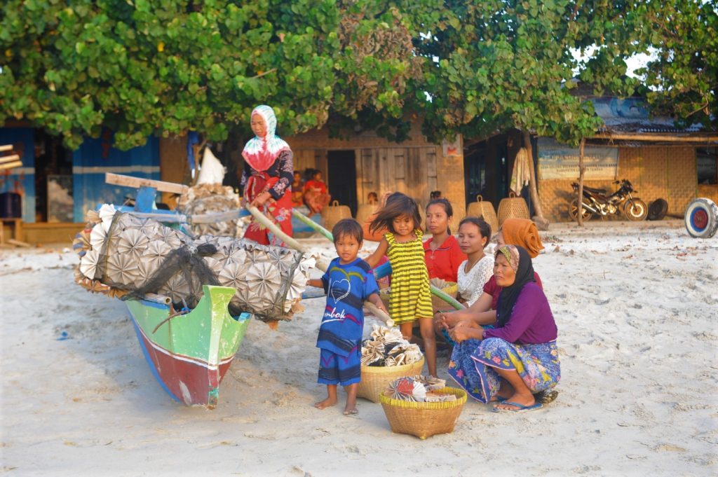 Selong Belanak, plage de rêve de Lombok, au coucher du soleil, femmes de pêcheurs