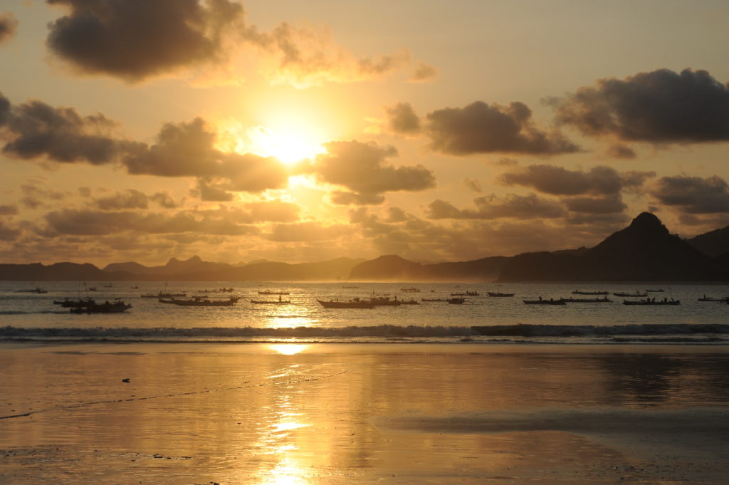 Selong Belanak, plage de rêve de Lombok, au coucher du soleil