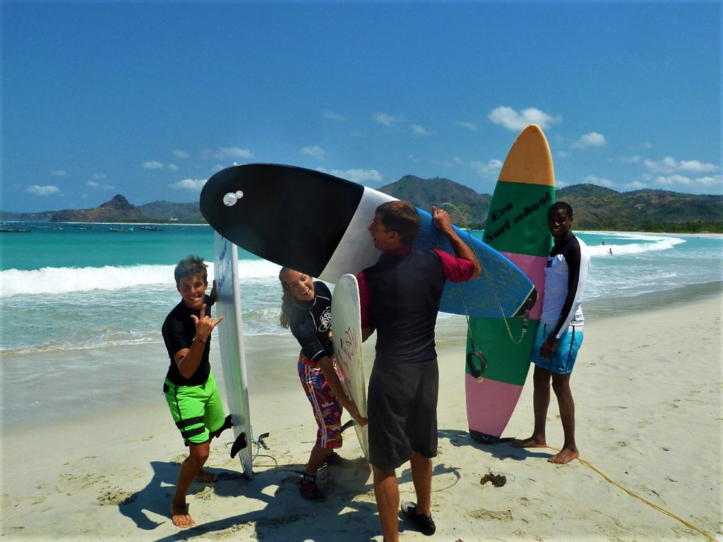 plage de Selong Belanka Beach, l'équipe des surfers