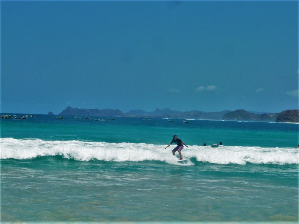 plage de Selong Belanka Beach, chatoune en train de surfer
