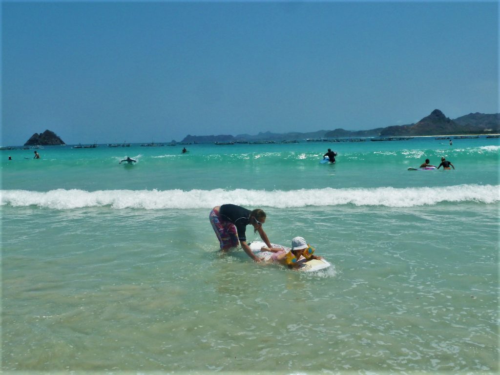 plage de Selong Belanka Beach, chatounette en train de surfer