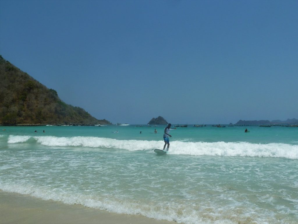 plage de Selong Belanka Beach, manu en train de surfer