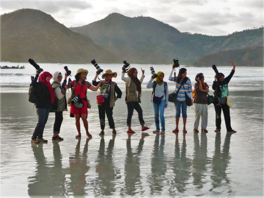 Selong Belanak, plage de rêve de Lombok, au coucher du soleil, école de photographie s'exerçant sur les femmes de pêcheurs défilant avec leurs paniers sur la tête