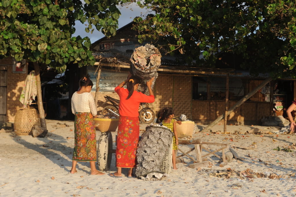 Selong Belanak, plage de rêve de Lombok, au coucher du soleil, femmes de pêcheurs