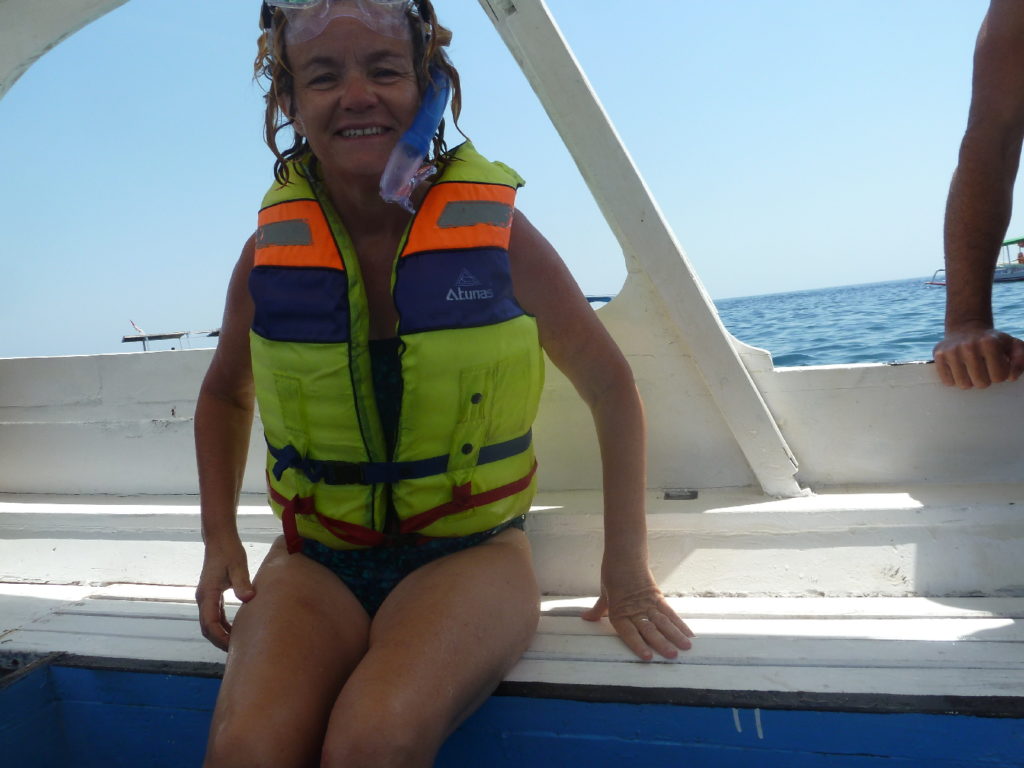 mamisa sur notre bateau à fond en verre pour aller faire du snorkeling au large des îles Gili
