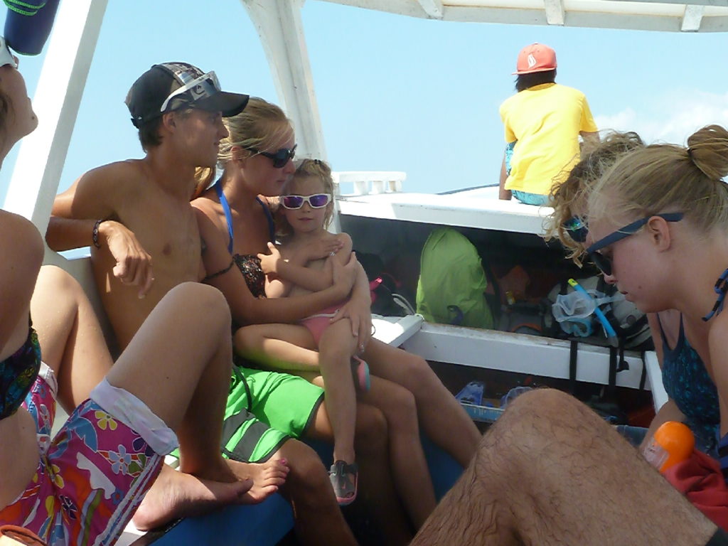 sur notre bateau à fond en verre pour aller faire du snorkeling au large des îles Gili