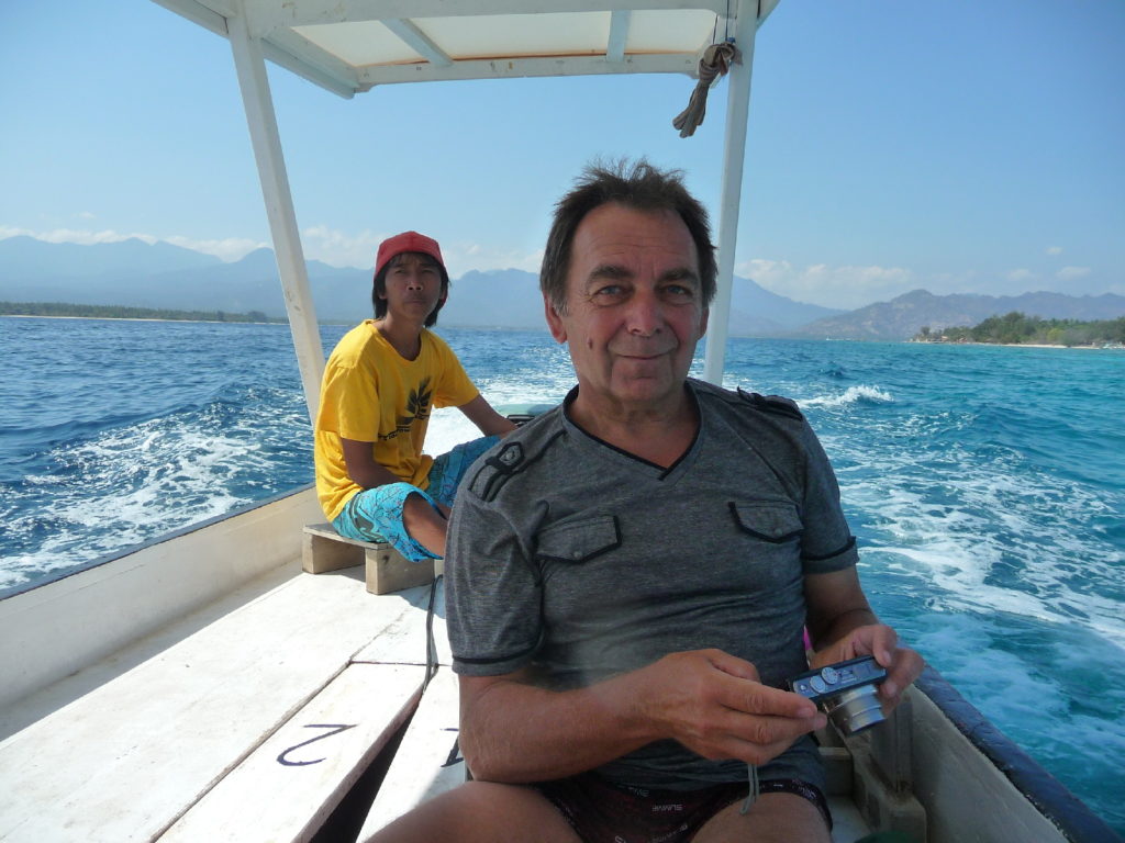 pépère et notre bareur sur notre bateau à fond en verre pour aller faire du snorkeling au large des îles Gili