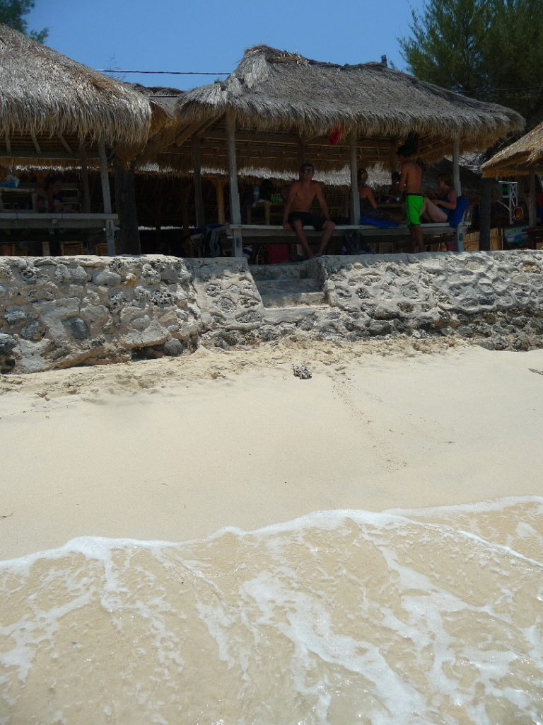 notre paillotte restaurant sur la plage de gili meno, vue depuis la mer