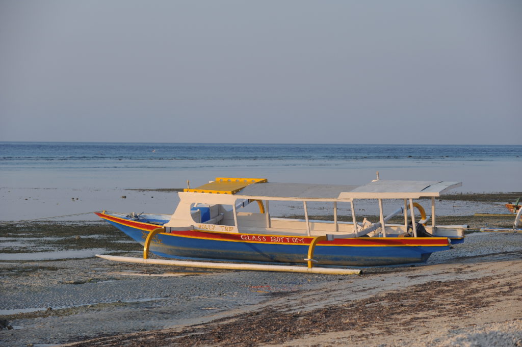 bateau au bord de la plage de gili air