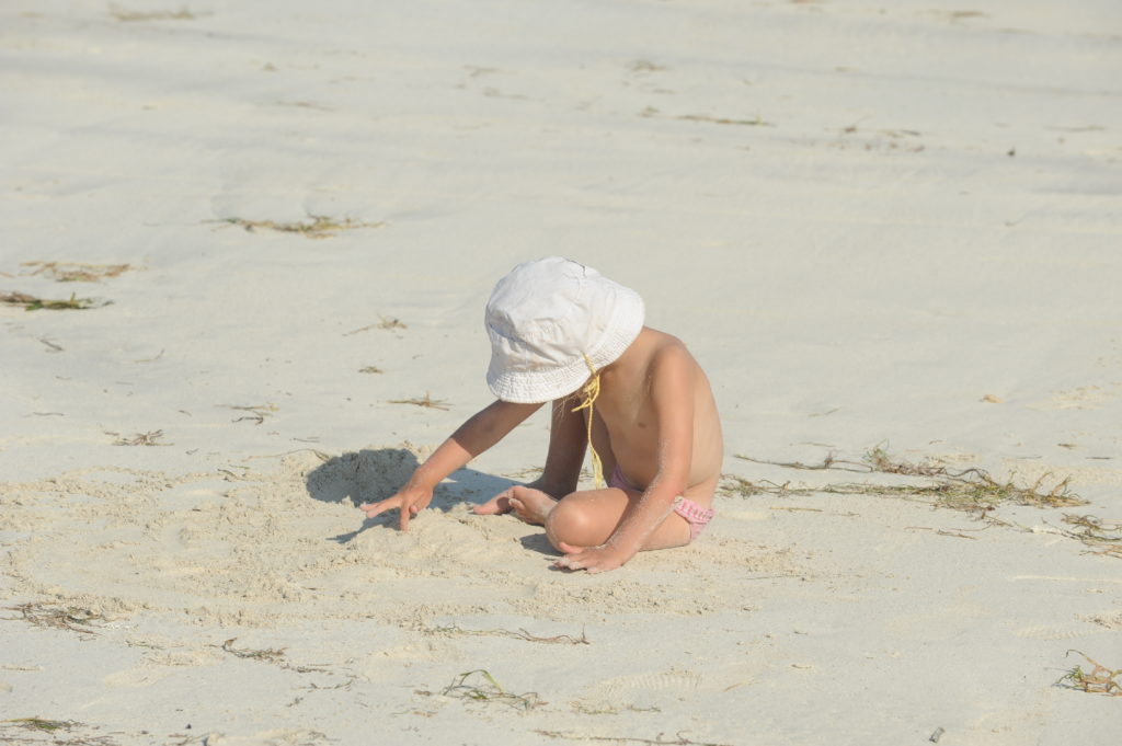 chatounette jouant dans le sable sur la plage de Tanjung Aan Beach
