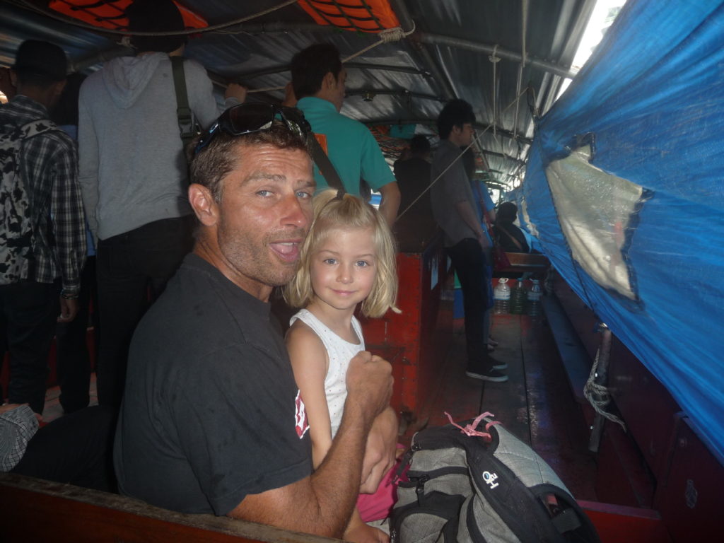 Bateau bus sur le canal de Saen Saeb à Bangkok