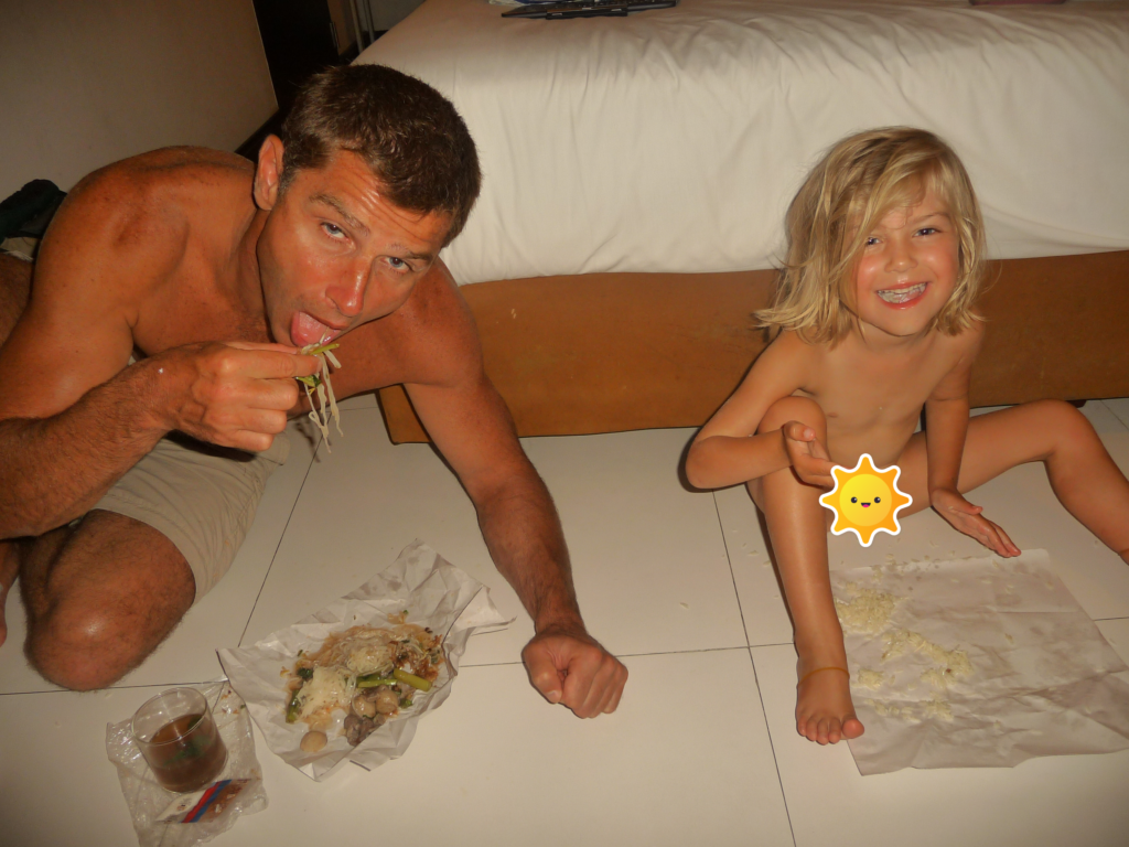 Chaton et Chatounette qui mangent par terre, sans couvert, dans notre chambre d'hôtel de Bangkok