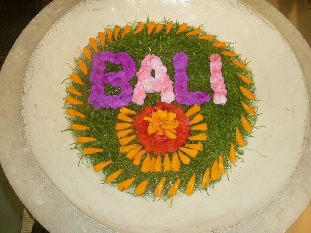 Composition florale sur l'eau Bali