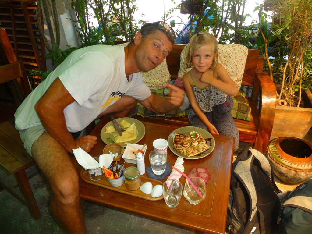 chaton et chatounette attablés devant leur crepe nutella banane à chiang mai