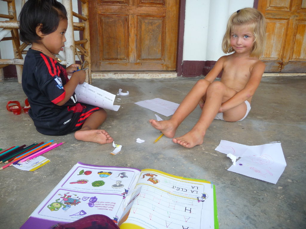 Chatounette et sa nouvelle copine de 2 ans en train de découper et dessiner devant notre logement à Kanchanaburi