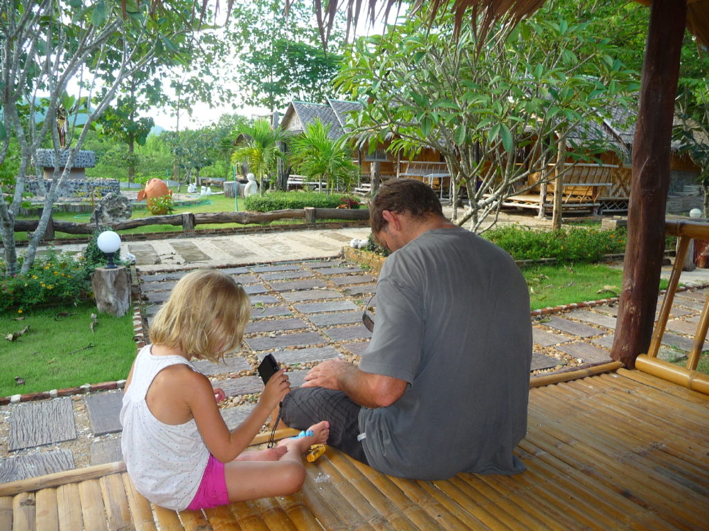 Chaton et Chatounette sur la terrasse de notre logement en bambou à 400 baths aux portes du Parc National d'Erawan, région de Kanchanaburi