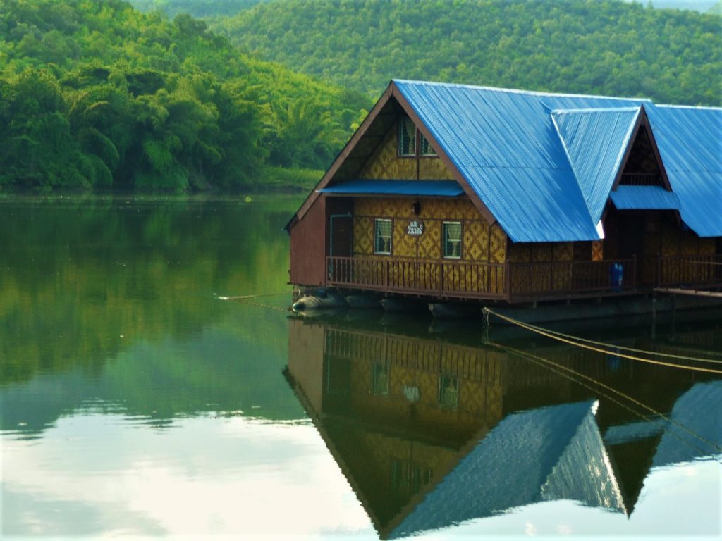 logement guest-house maison flottante près du Parc National d'Erawan, région de Kanchanaburi