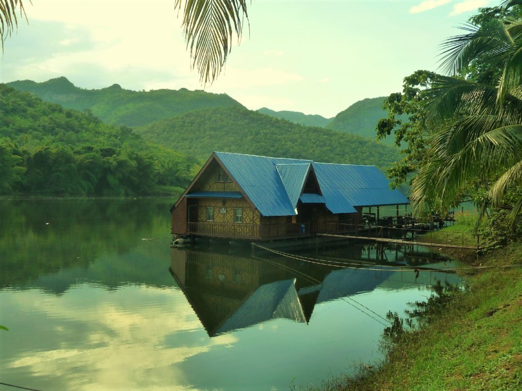 logement guest-house maison flottante près du Parc National d'Erawan, région de Kanchanaburi