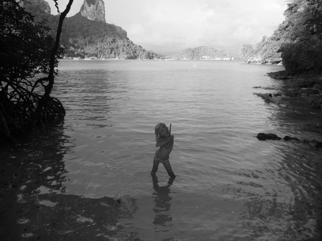 chatounette les pieds dans l'eau pendant qu'on fait de l'escalade à railay, photo en noir et blanc
