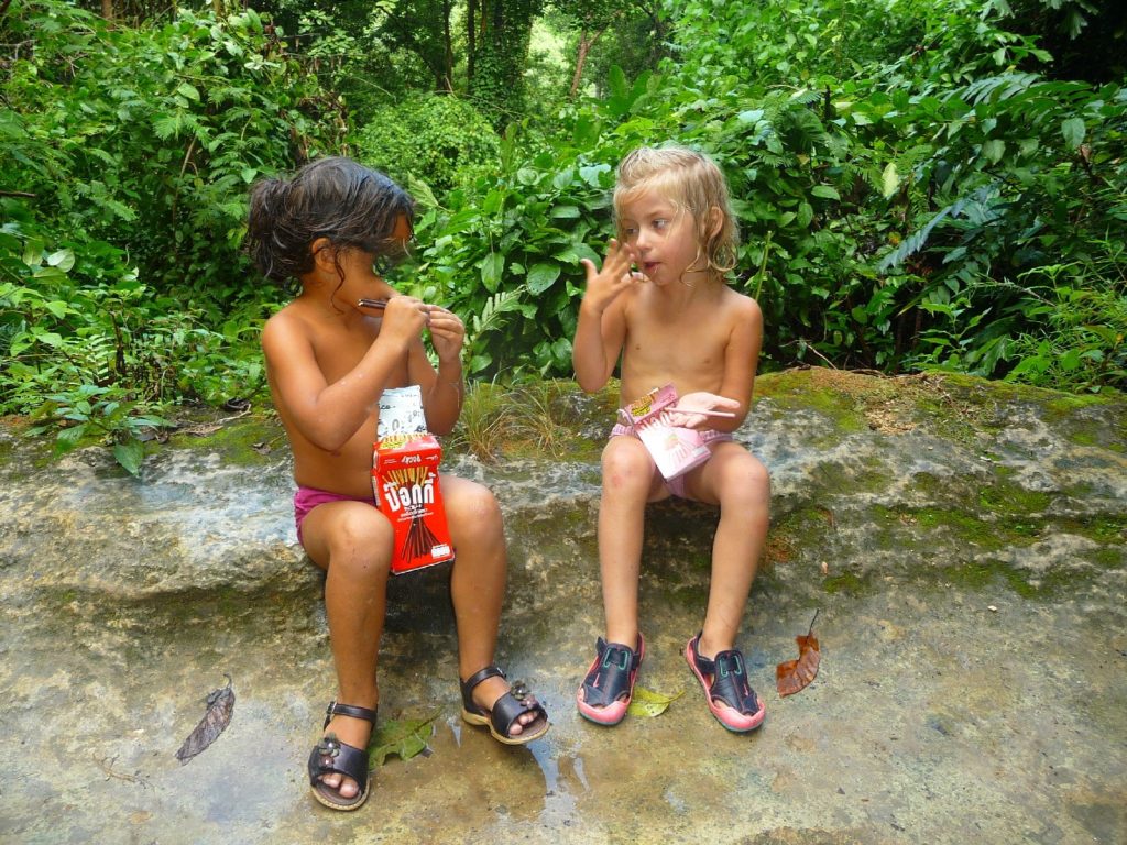 Chatounette et sa copine à Erawan, région de Kanchanaburi, Thaïlande