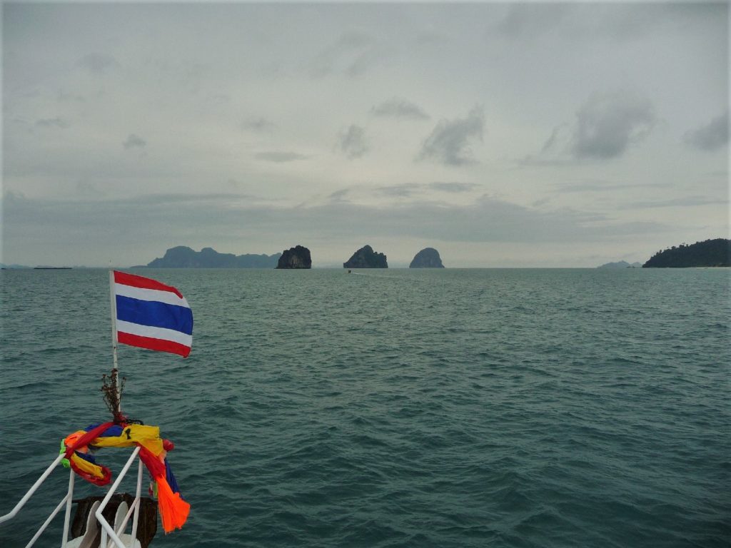 vue sur des îles depuis le bateau pour la sortie 4 islands depuis koh lanta