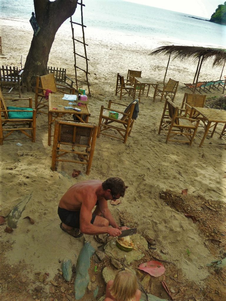 the best beach, meilleure plage de koh lanta, chaton se prend pour un aventurier en ouvrant une noix de coco avec une machette